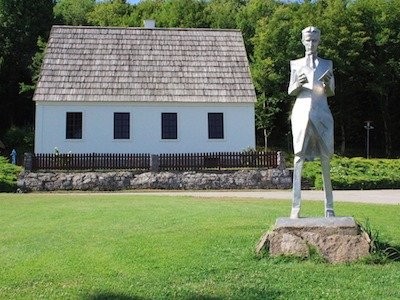 Nhà phát minh Nikola Tesla -  người sở hữu phát minh làm thay đổi thế giới sinh ngày 10/7/1856 tại Smiljan, Đế chế Áo - Hung (ngày nay là lãnh thổ Croatia). Vào thời điểm Nikola Tesla chào đời, ngoài trời mưa gió và sấm sét. Nhiều người cho rằng đó là điềm xấu và nhận định cuộc đời ông sẽ chìm trong bóng tối. Tuy nhiên, mẹ của thiên tài này là bà Đuka Tesla nói : “Không! Nó sẽ là một đứa trẻ của ánh sáng”. Và sự thực đã chứng minh lời bà Tesla nói là chính xác. Trong số những phát minh nổi tiếng của Nikola Tesla, động cơ điện xoay chiều, bóng đèn huỳnh quang là hai trong số những phát minh để đời của thiên tài này.